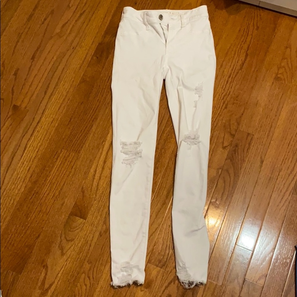 AMERICAN EAGLE WHITE RIPPED SKINNY JEANS